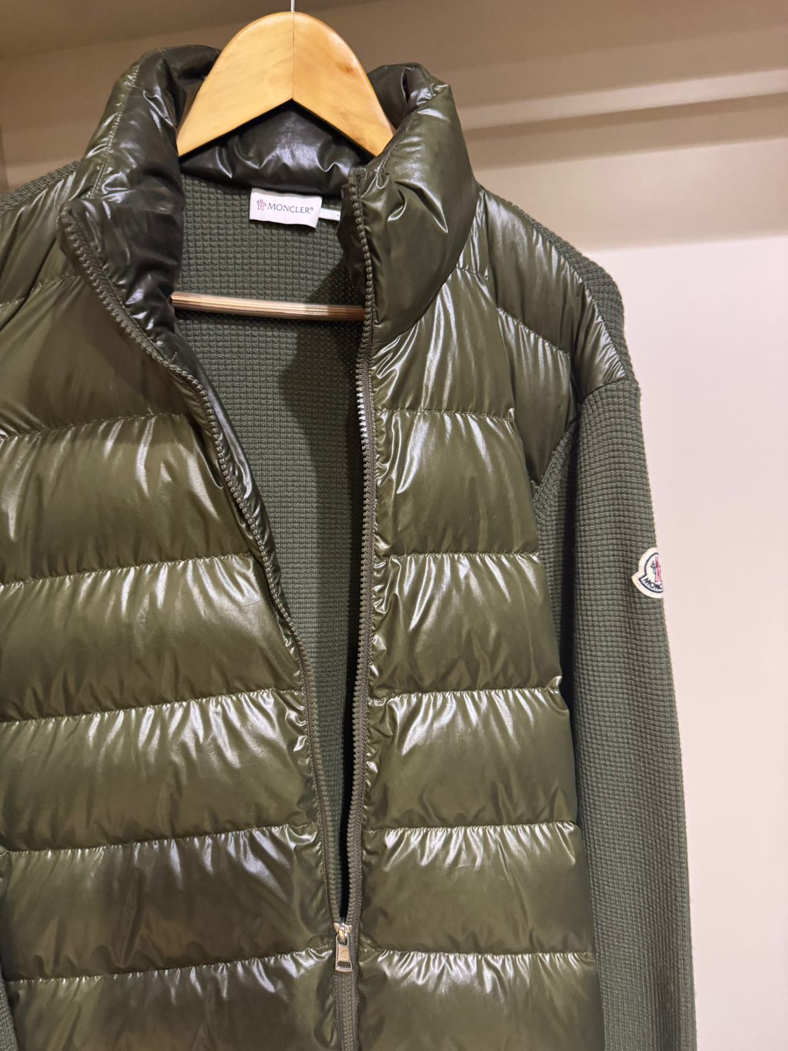 Moncler haki triko kollu şişme mont — görsel 2/4