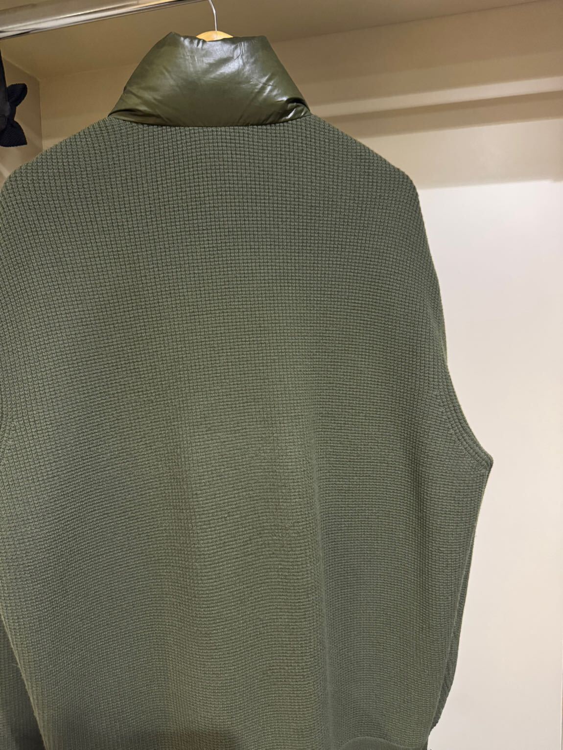 Moncler haki triko kollu şişme mont — görsel 3/4