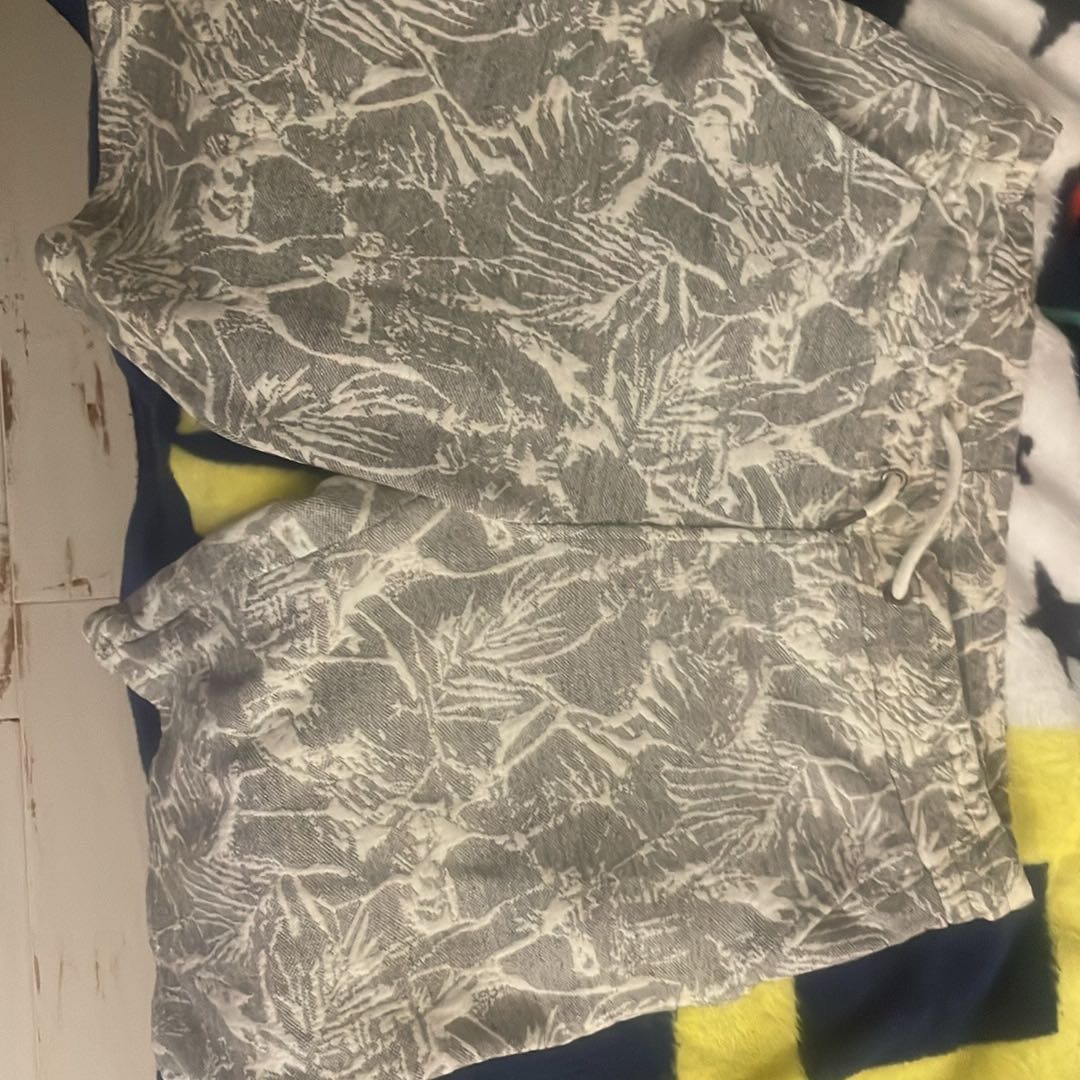 Gri Desenli Spor Şort — görsel 2/4