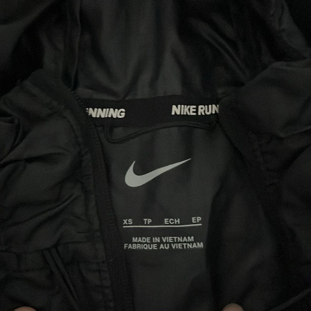 Nike yağmurluk — görsel 2/3