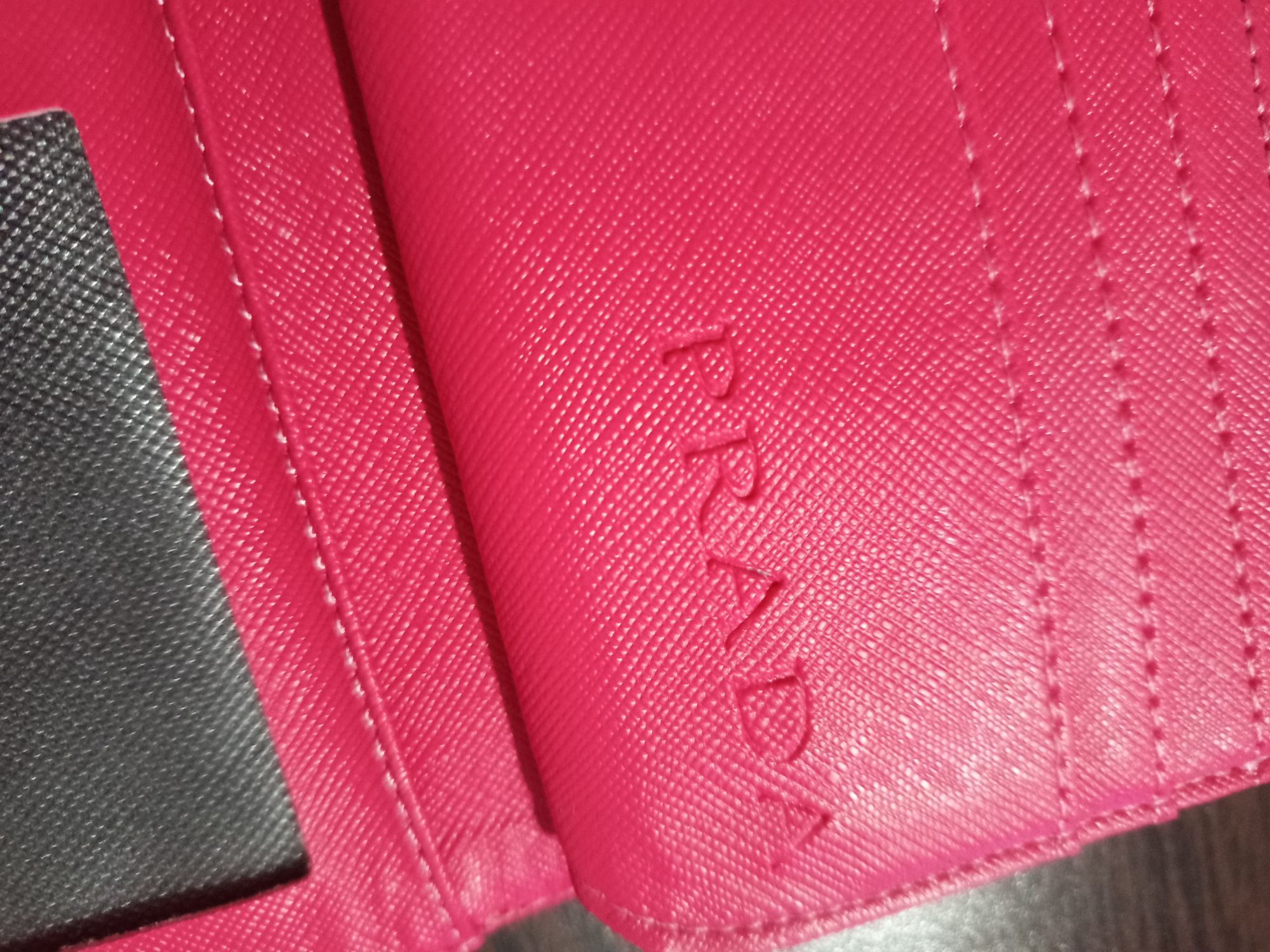 Prada Pembiş Cüzdan — görsel 4/6