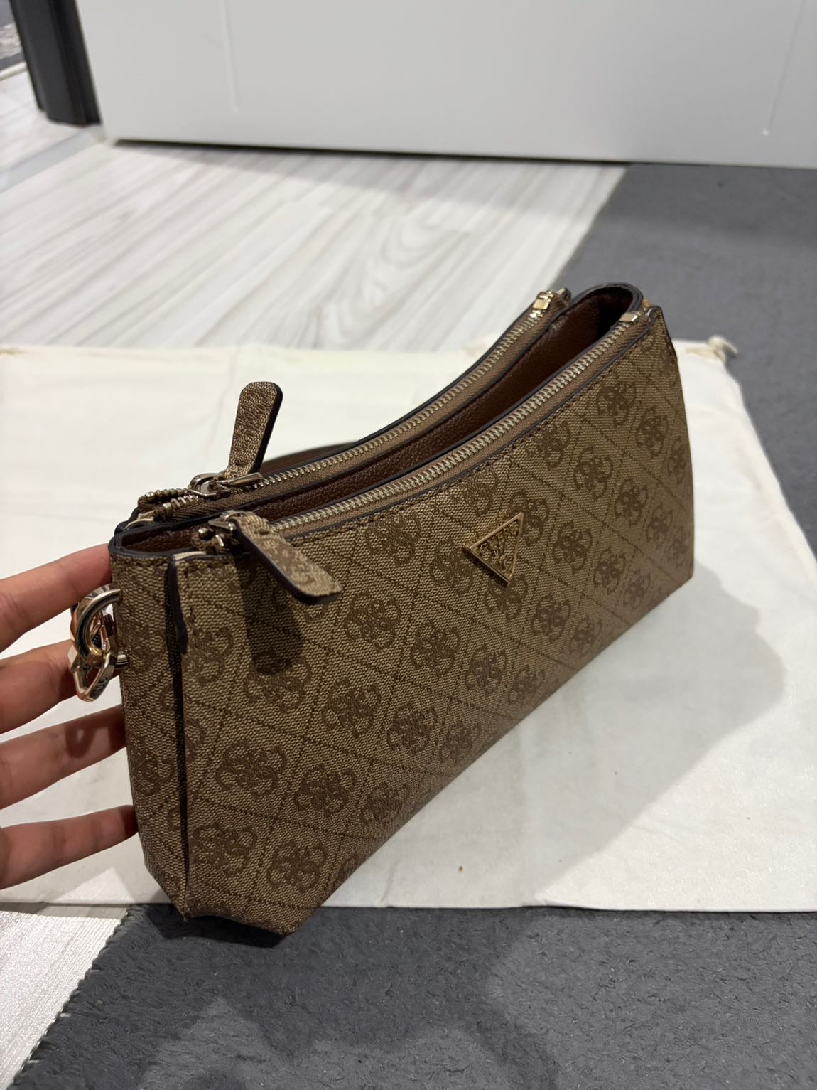 Guess orijinal çanta — görsel 9/11