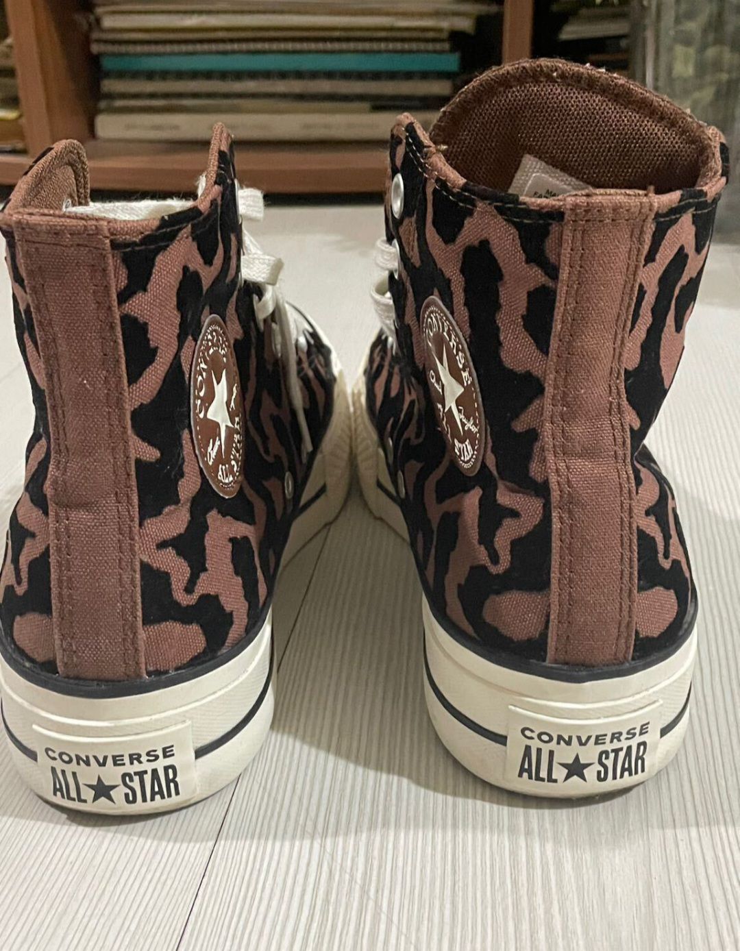 Converse Leopar Desenli Spor Ayakkabı — görsel 2/6