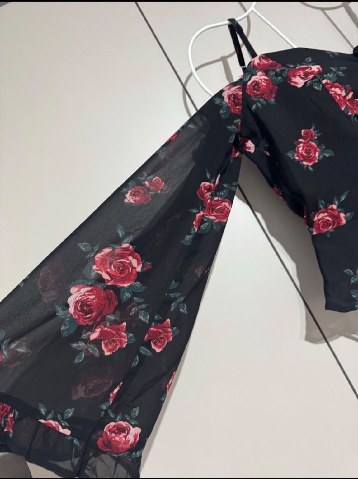 H&M Romantik Çiçekli Siyah Crop Bluz — görsel 3/12