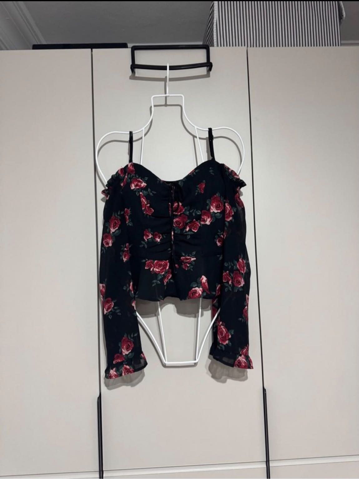 H&M Romantik Çiçekli Siyah Crop Bluz — görsel 2/12