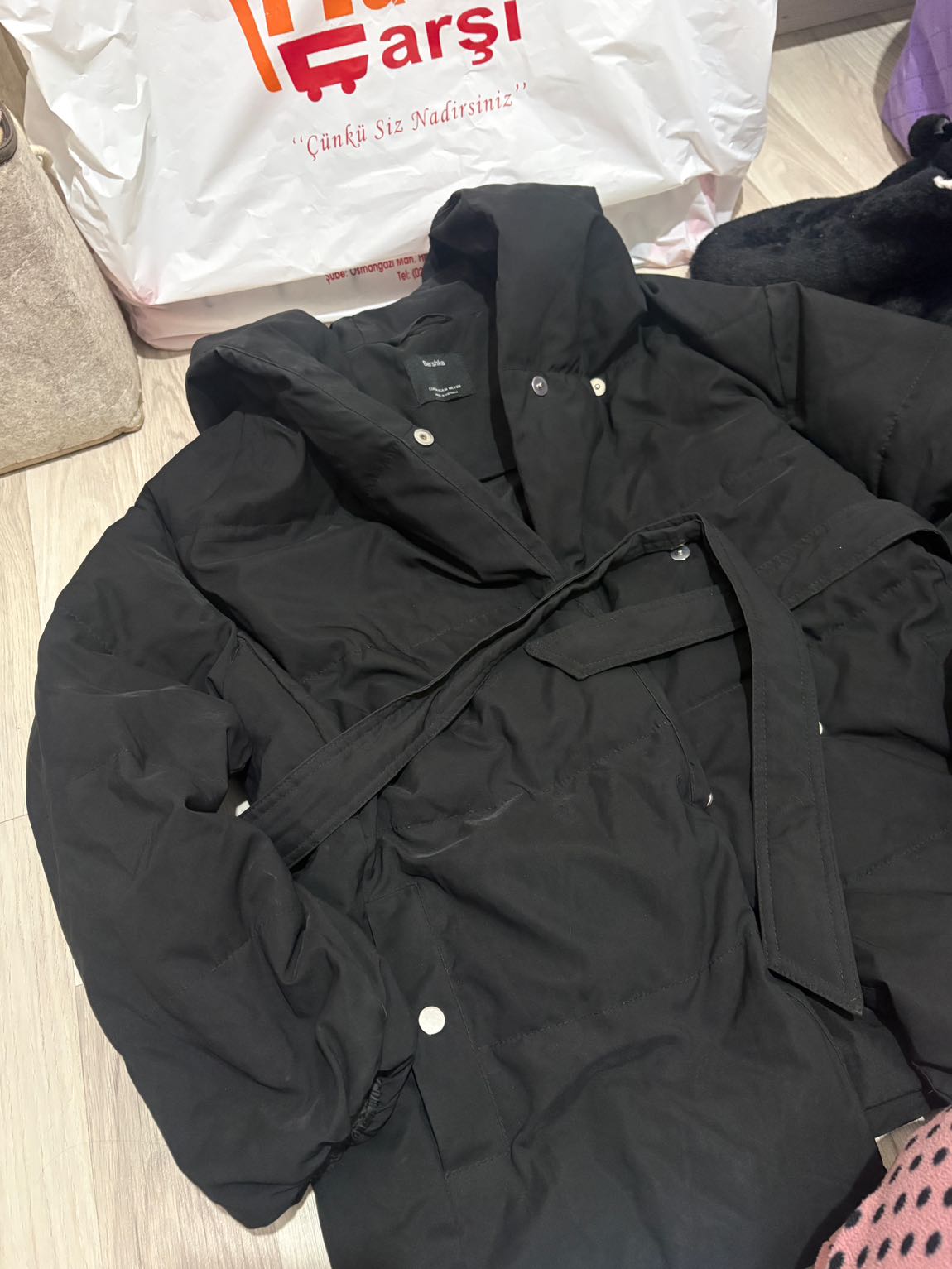 Bershka Siyah Kapüşonlu Mont — görsel 3/3