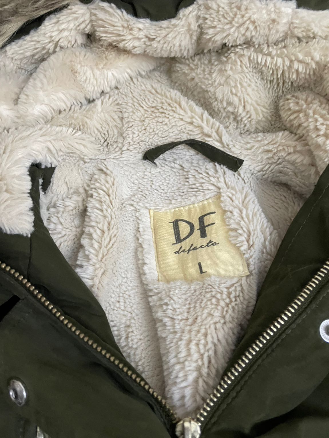 Haki Kapüşonlu Parka — görsel 2/4
