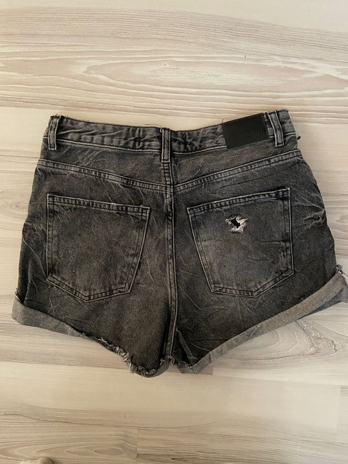yırtık model kot şort — görsel 2/2