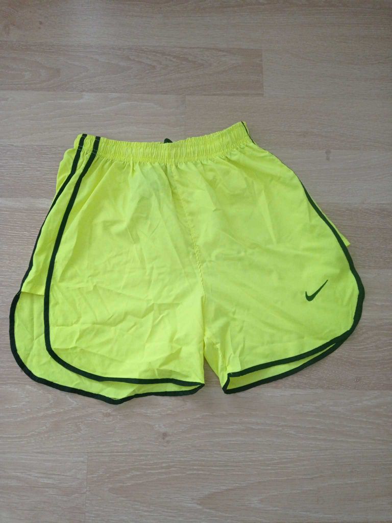 Fosfor Yeşil Nike Spor Şort — görsel 2/2