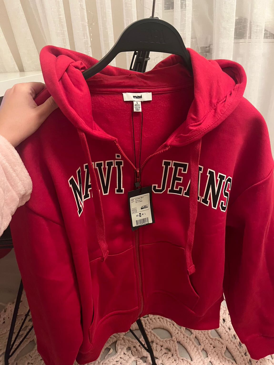 Mavi Kapüşonlu Kırmızı Sweatshirt — görsel 4/4