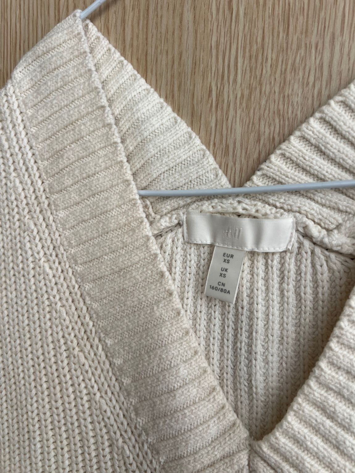 H&M V Yaka Süveter — görsel 2/2