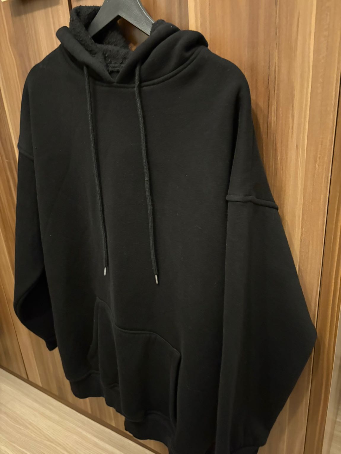 Siyah Kapüşonlu Sweatshirt — görsel 3/3
