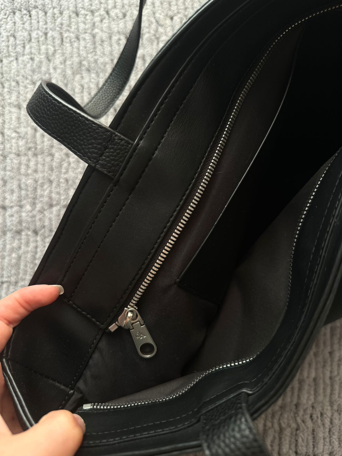 Calvin Klein Siyah Deri Kol Çantası — görsel 3/3
