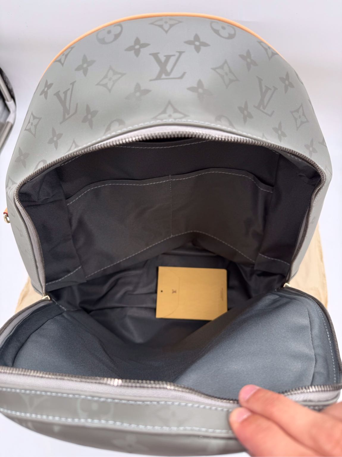 Louis Vuitton sırt çantası — görsel 6/8
