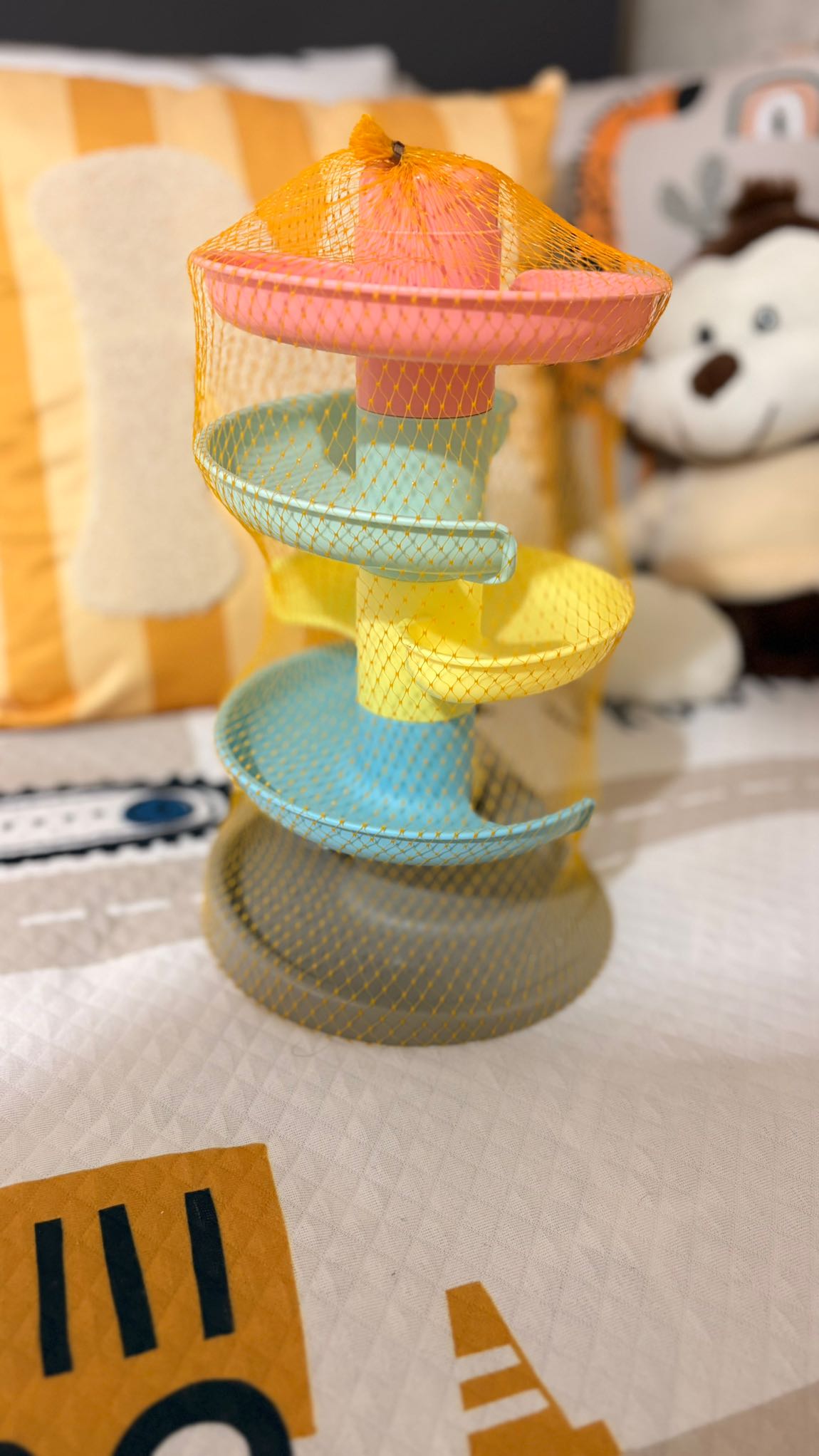 Çok Renkli Spiral Top Kulesi — görsel 3/3