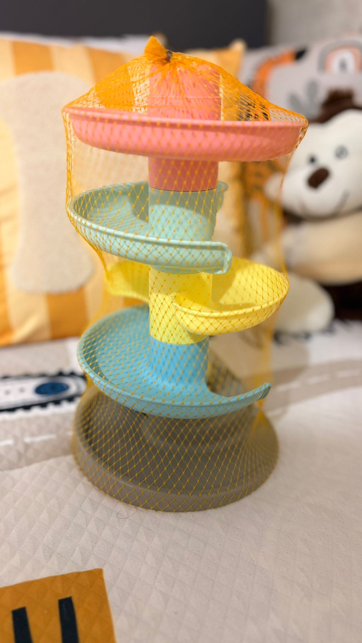 Çok Renkli Spiral Top Kulesi — görsel 2/3