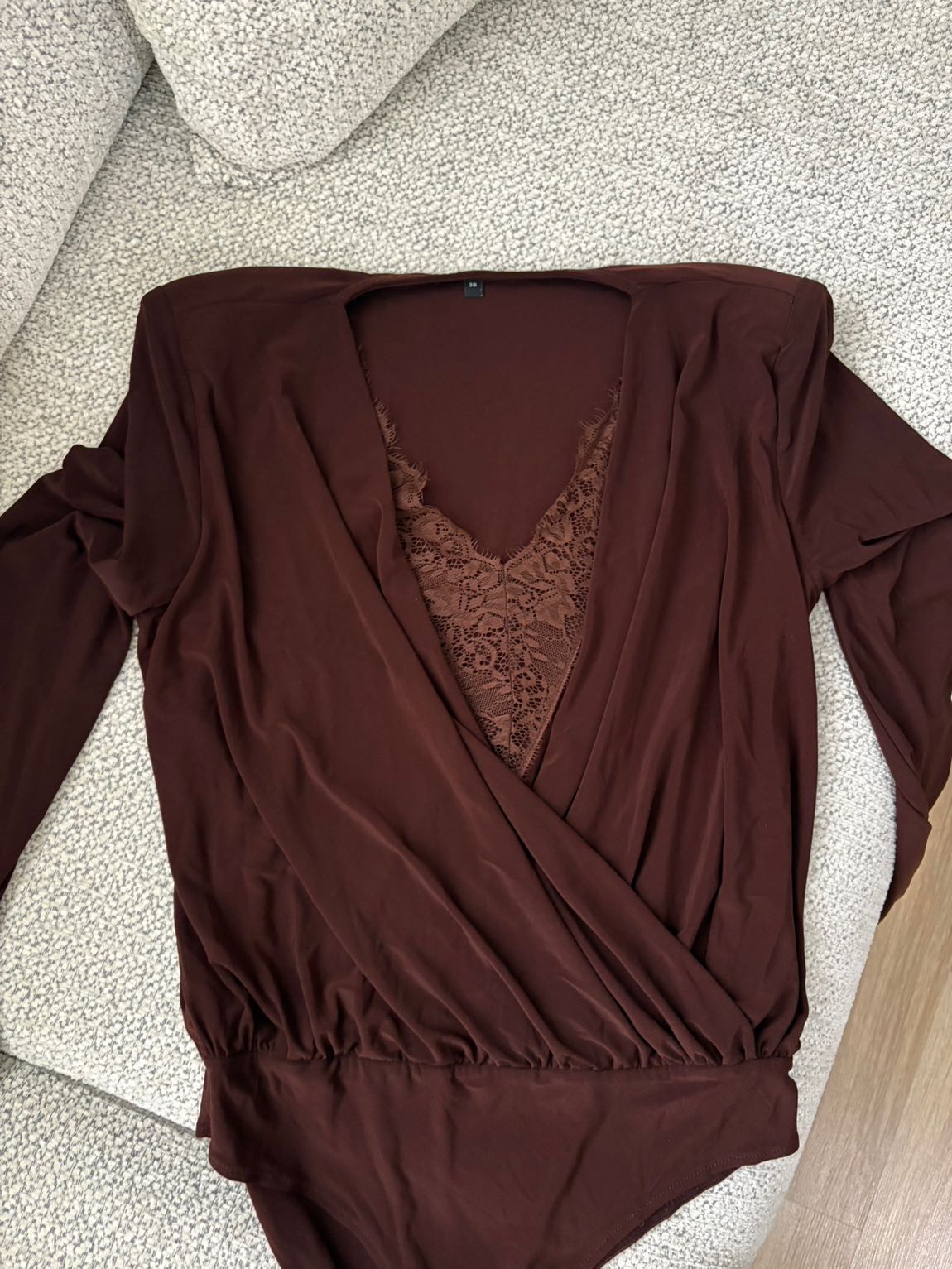 V Yakalı Dantelli Body — görsel 2/2