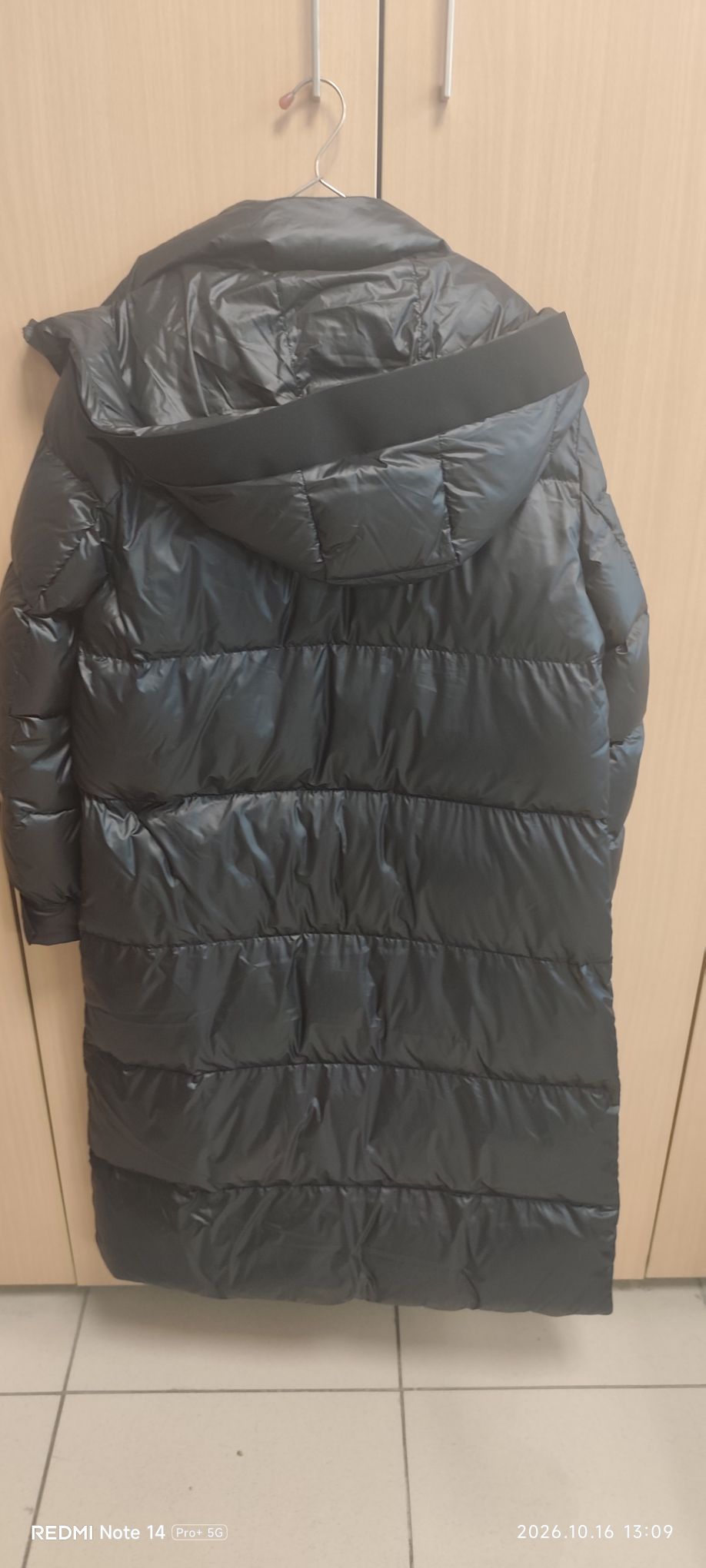 Siyah Kapüşonlu Mont — görsel 2/6