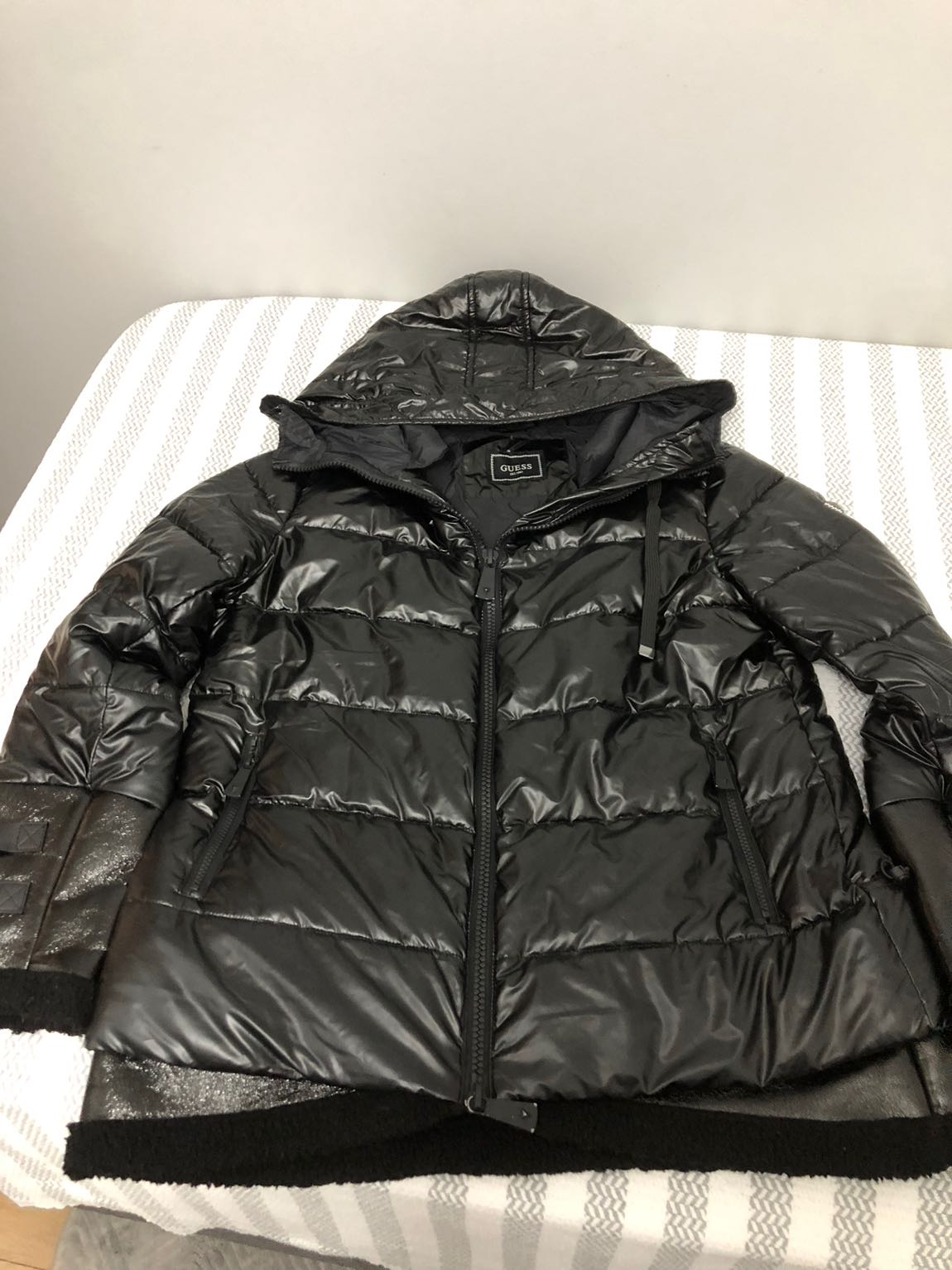 Guess Kapüşonlu Mont — görsel 3/7