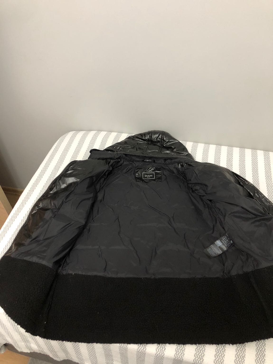 Guess Kapüşonlu Mont — görsel 4/7