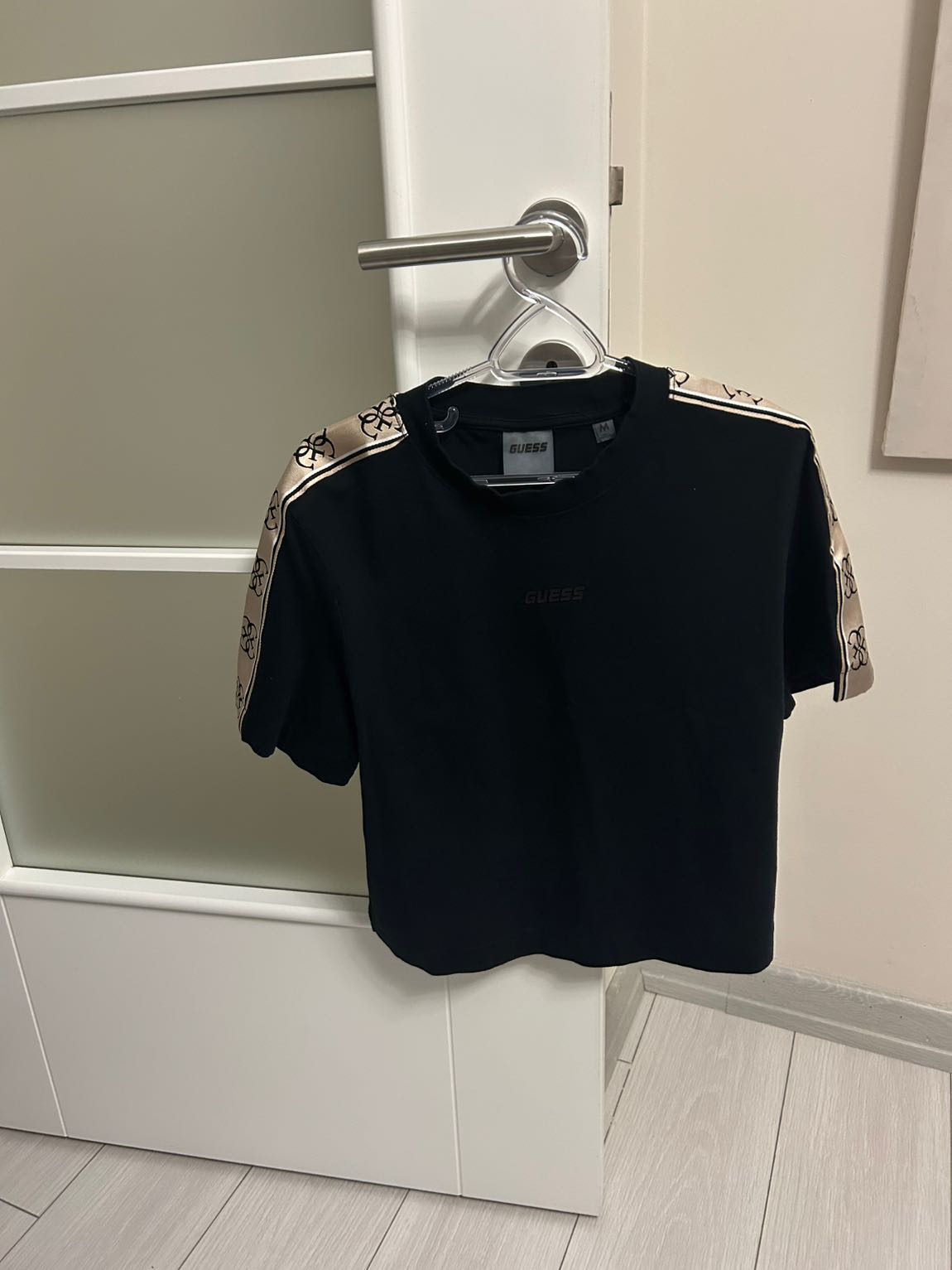 Guess Siyah Crop Tişört — görsel 5/5