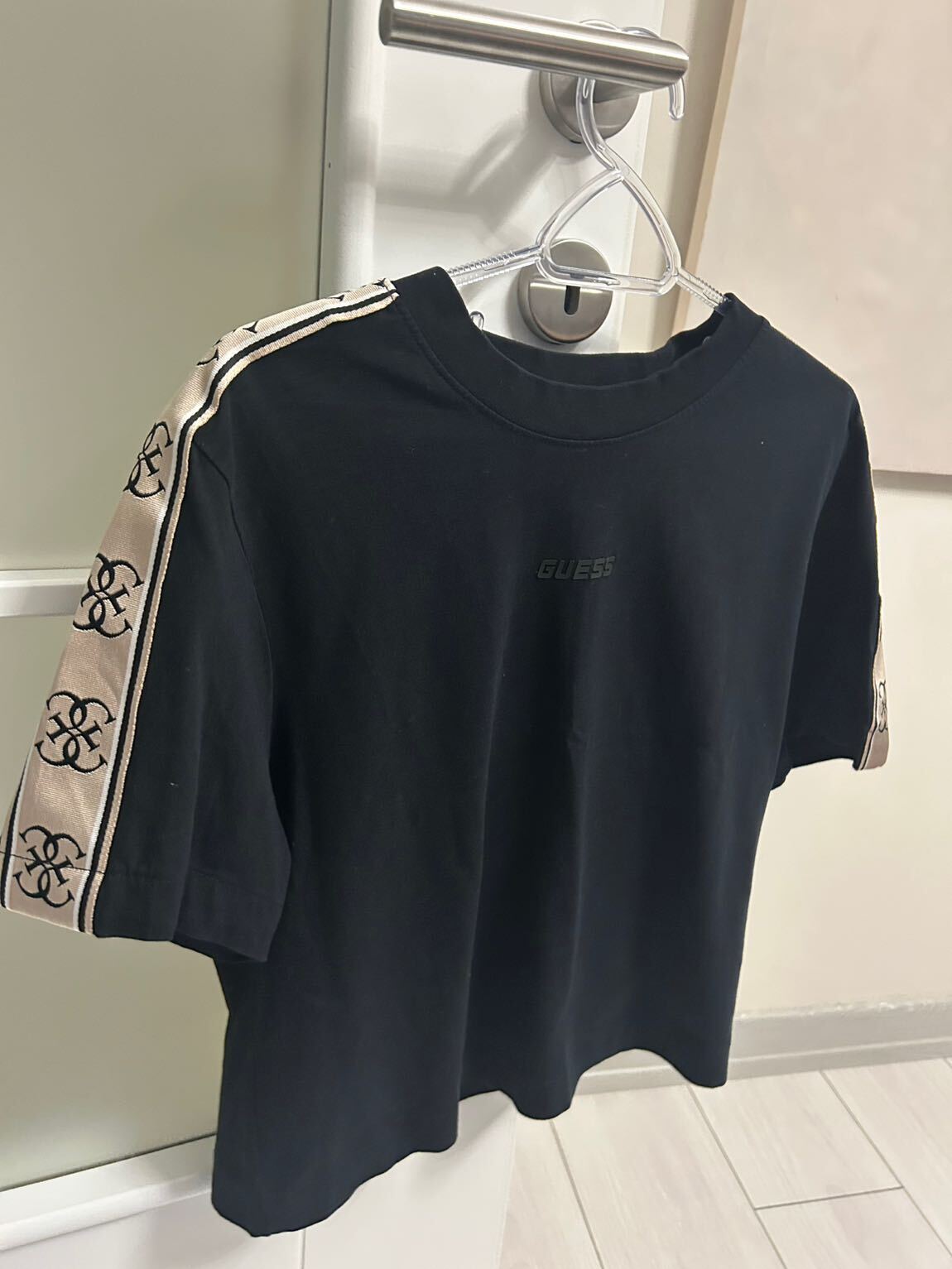 Guess Siyah Crop Tişört — görsel 2/5
