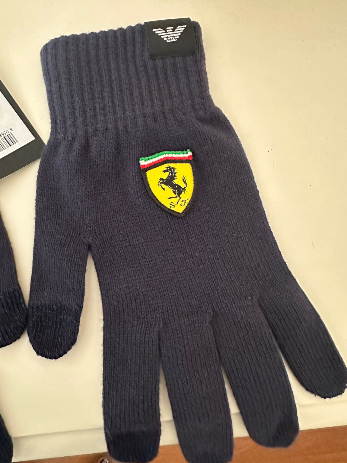 Armani Ferrari dizayn eldiven — görsel 7/7