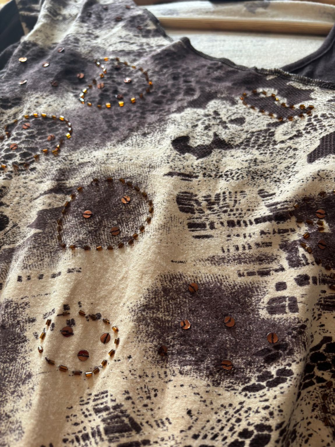 Kahverengi Desenli Vintage Wrap Bluz — görsel 3/3