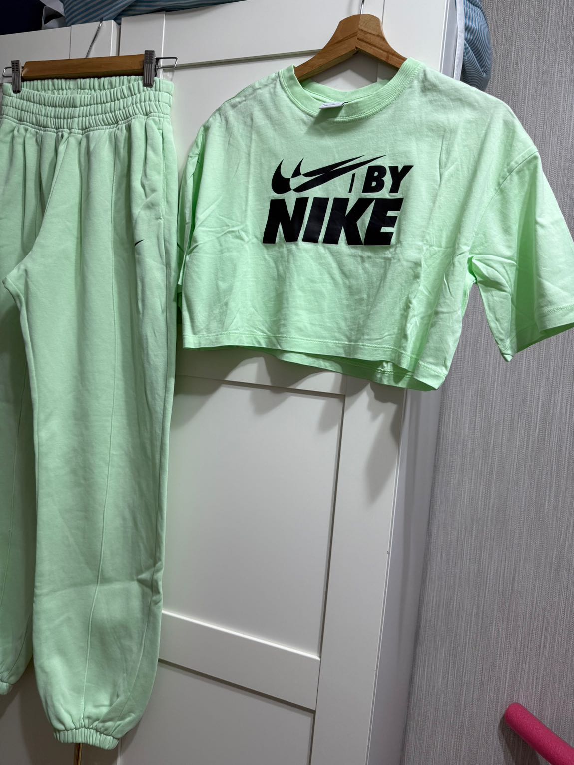 Nike Crop Tişört ve Eşofman Altı Takımı — görsel 3/8