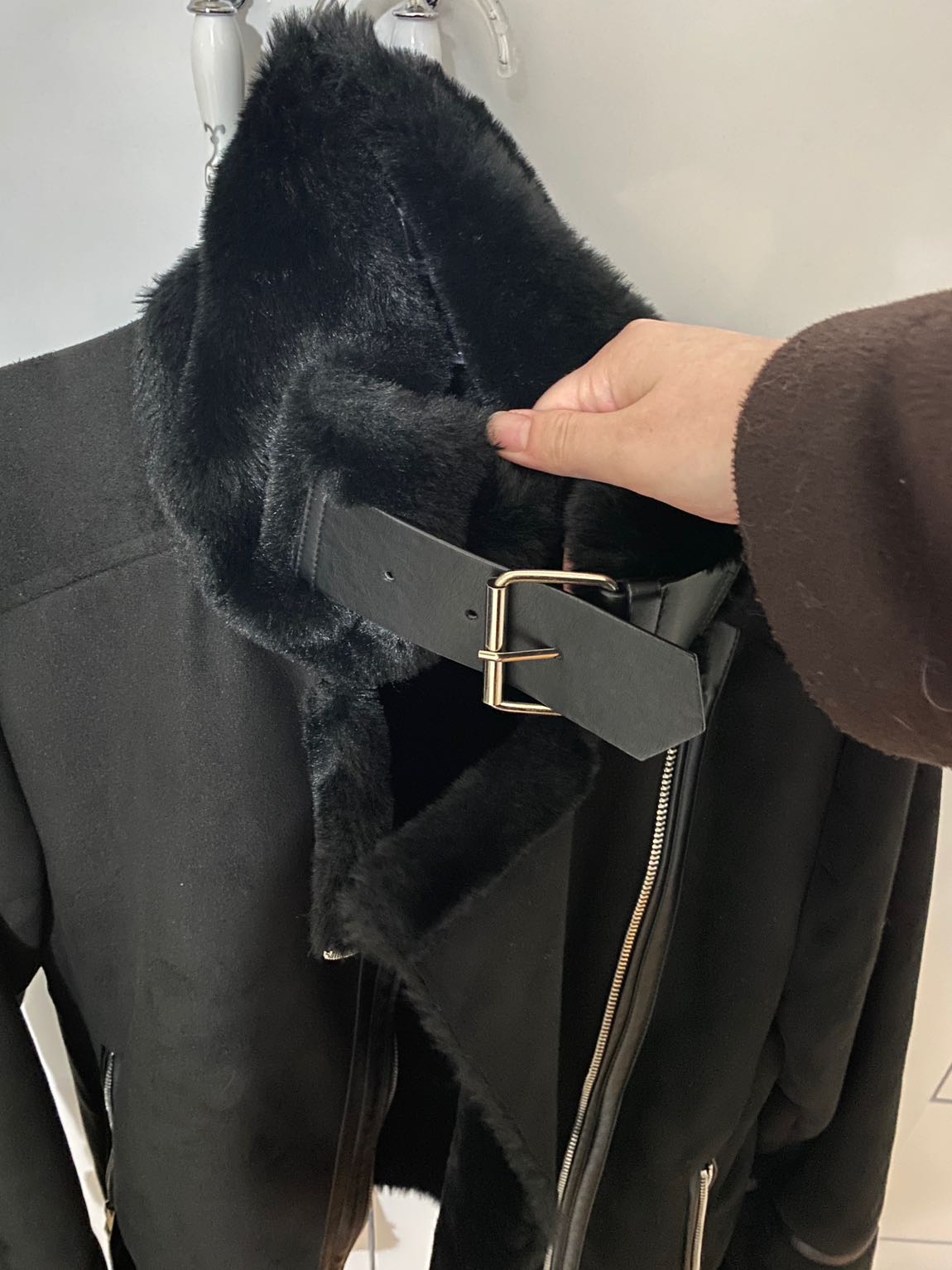 Pull and Bear Siyah Kemer Detaylı Ceket — görsel 4/7