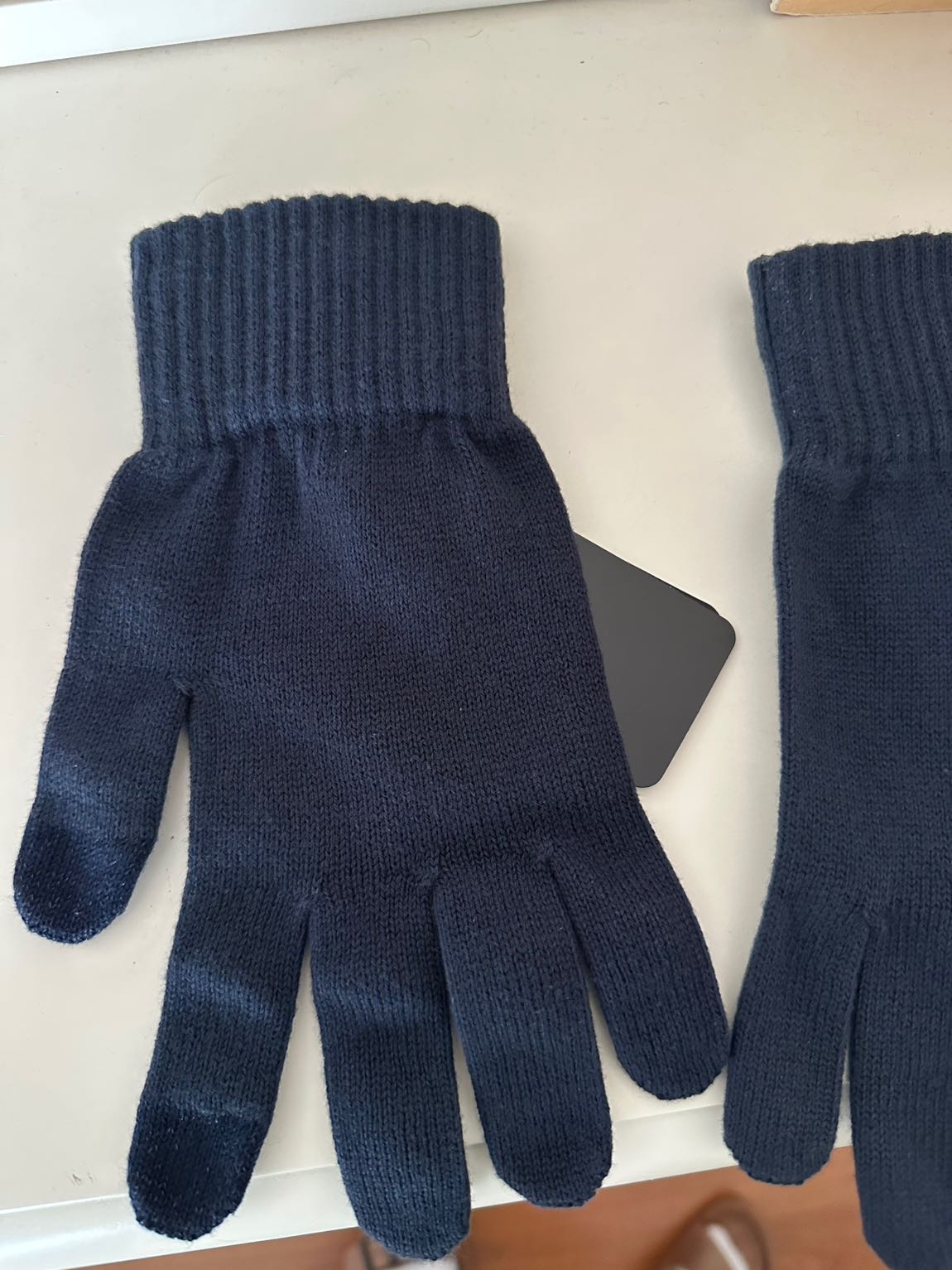 Armani Ferrari dizayn eldiven — görsel 4/7