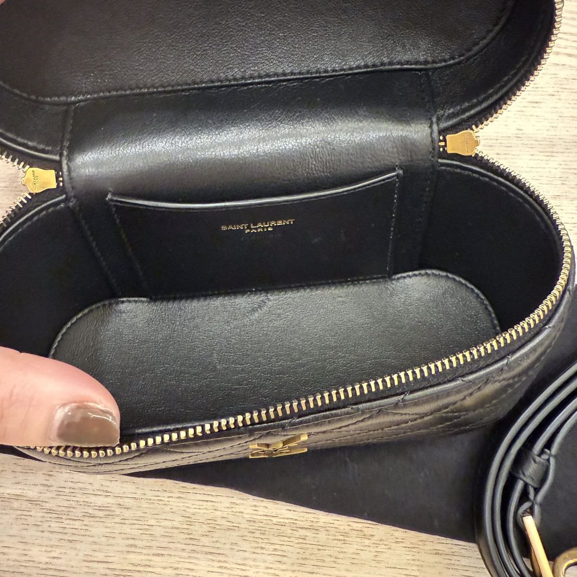Saint Laurent Siyah Kapitone Çanta ve Gü — görsel 6/7