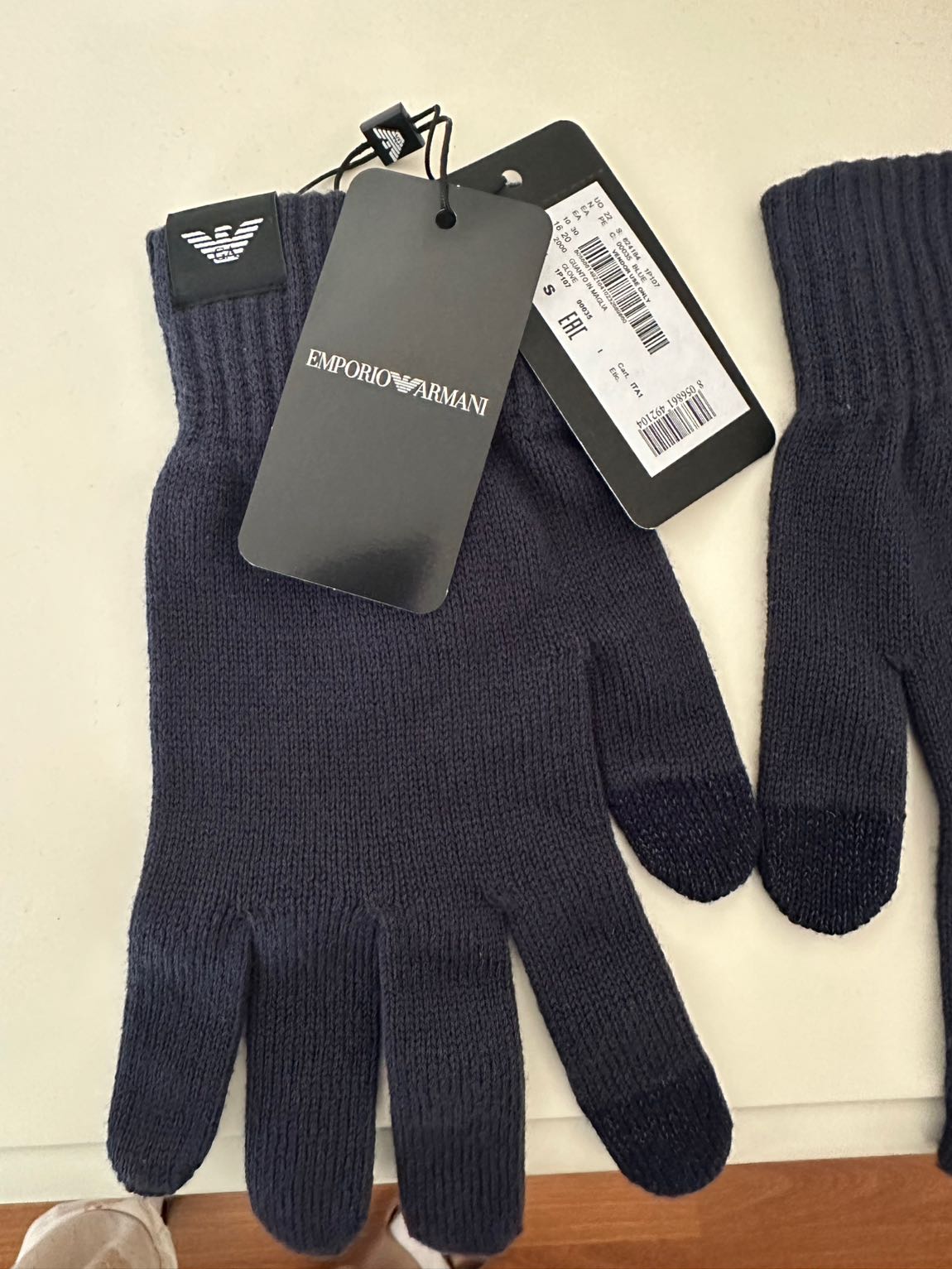 Armani Ferrari dizayn eldiven — görsel 6/7