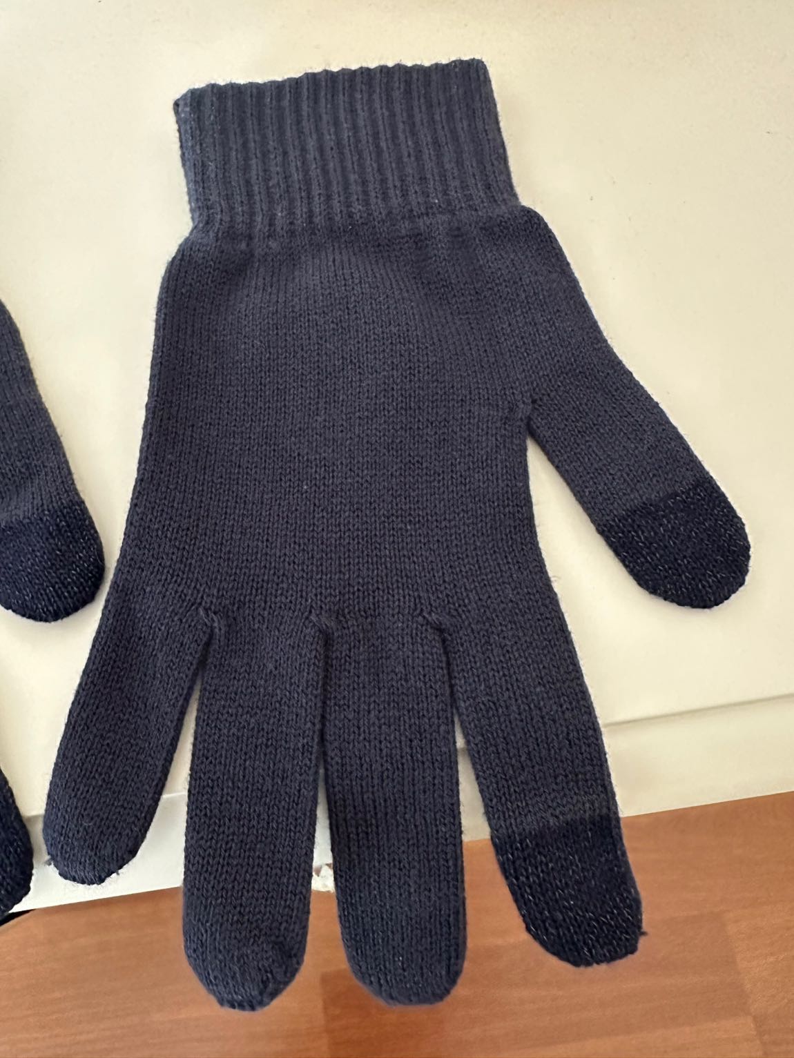 Armani Ferrari dizayn eldiven — görsel 5/7