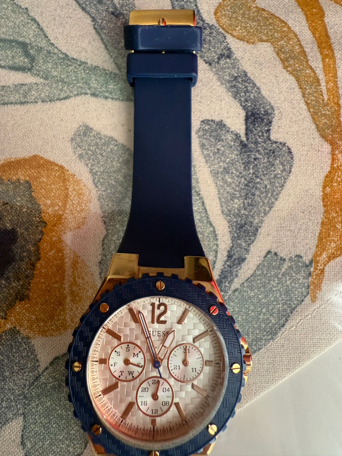 Guess saat — görsel 5/6
