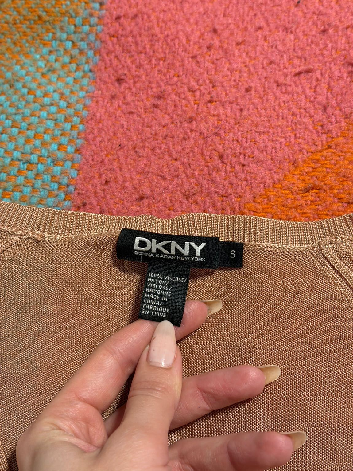 DKNY V Yaka Knit Üst — görsel 2/3