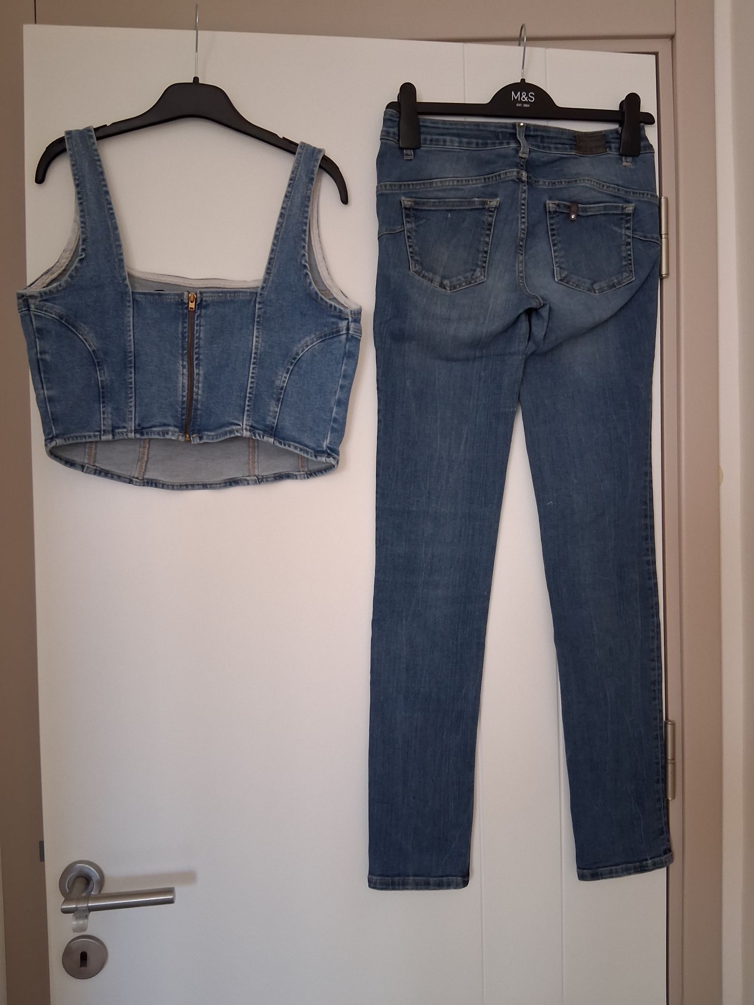 Kot pantalon ve bustuyer. — görsel 2/5
