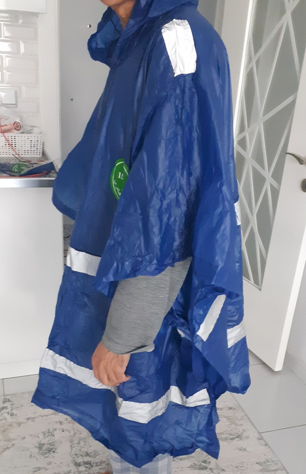 Reflektörlü kapşonlu yağmurluk — görsel 7/8