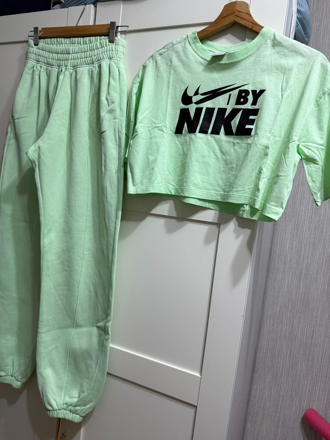 Nike Crop Tişört ve Eşofman Altı Takımı — görsel 2/8