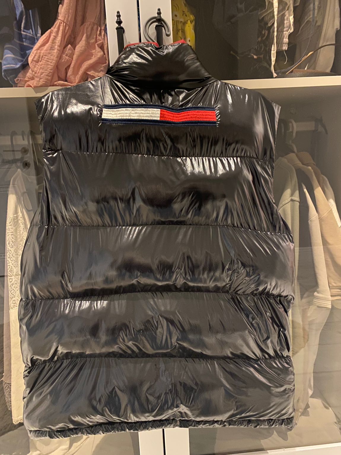 tommy hilfiger parlak şişme yelek — görsel 2/8