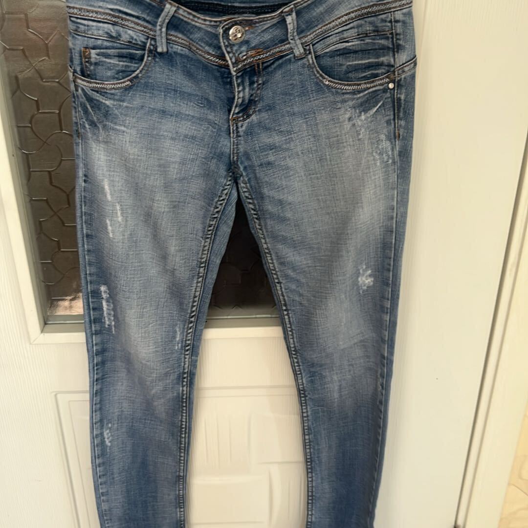 Beyaz Polo Yaka T-Shirt ve kot pantolon — görsel 3/5