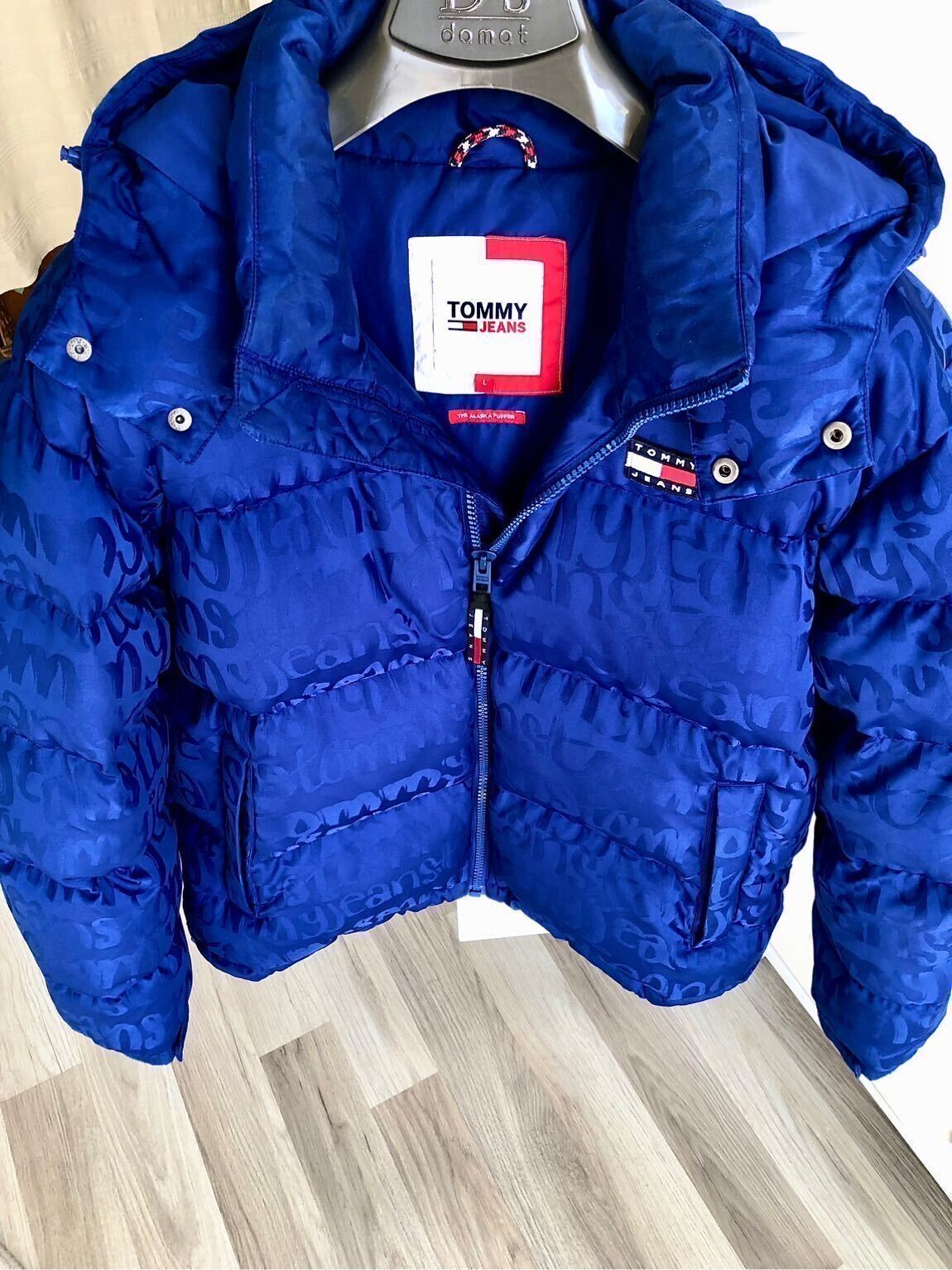 Tommy Jeans Alaska Puffer Graffiti Mont — görsel 3/7
