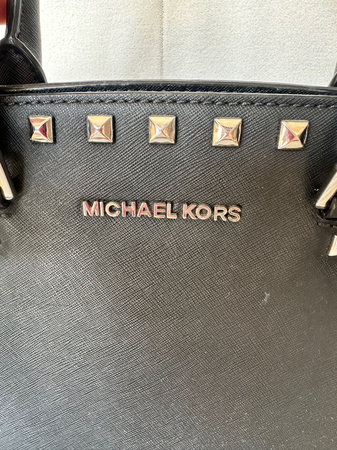 Michael kors siyah zımbalı çanta — görsel 2/6