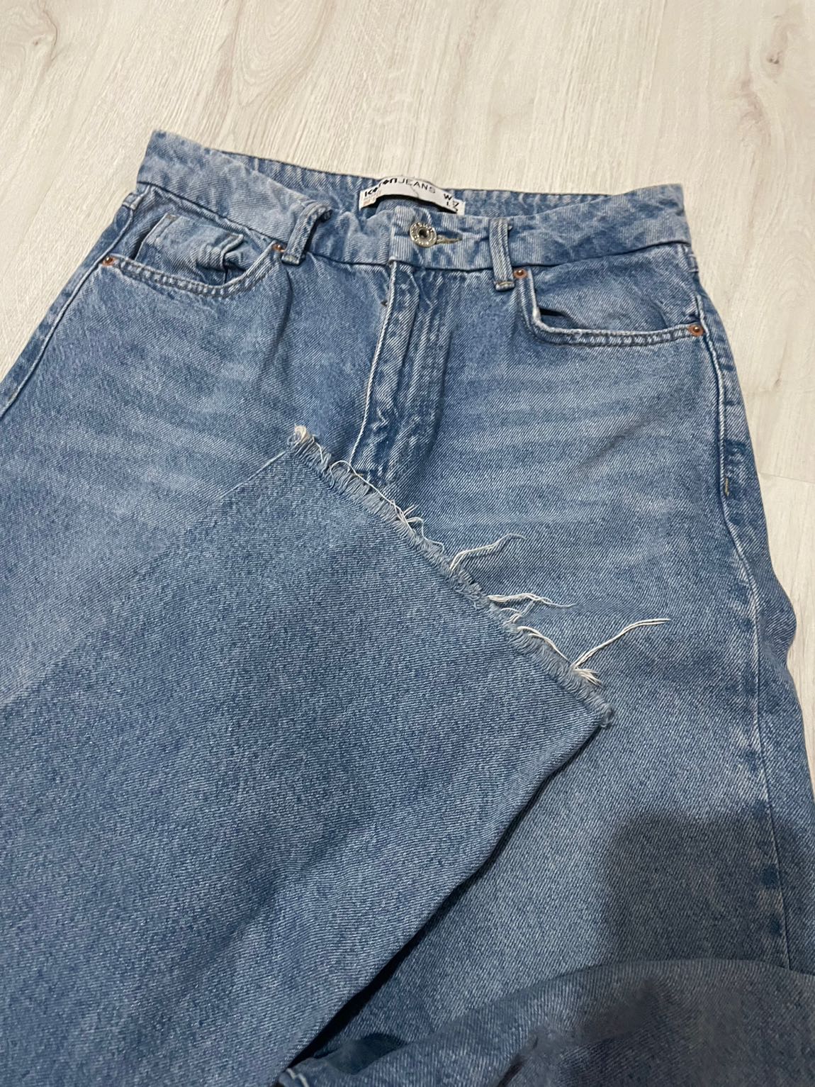 Mavi Yırtık Paça Kot Pantolon — görsel 4/5