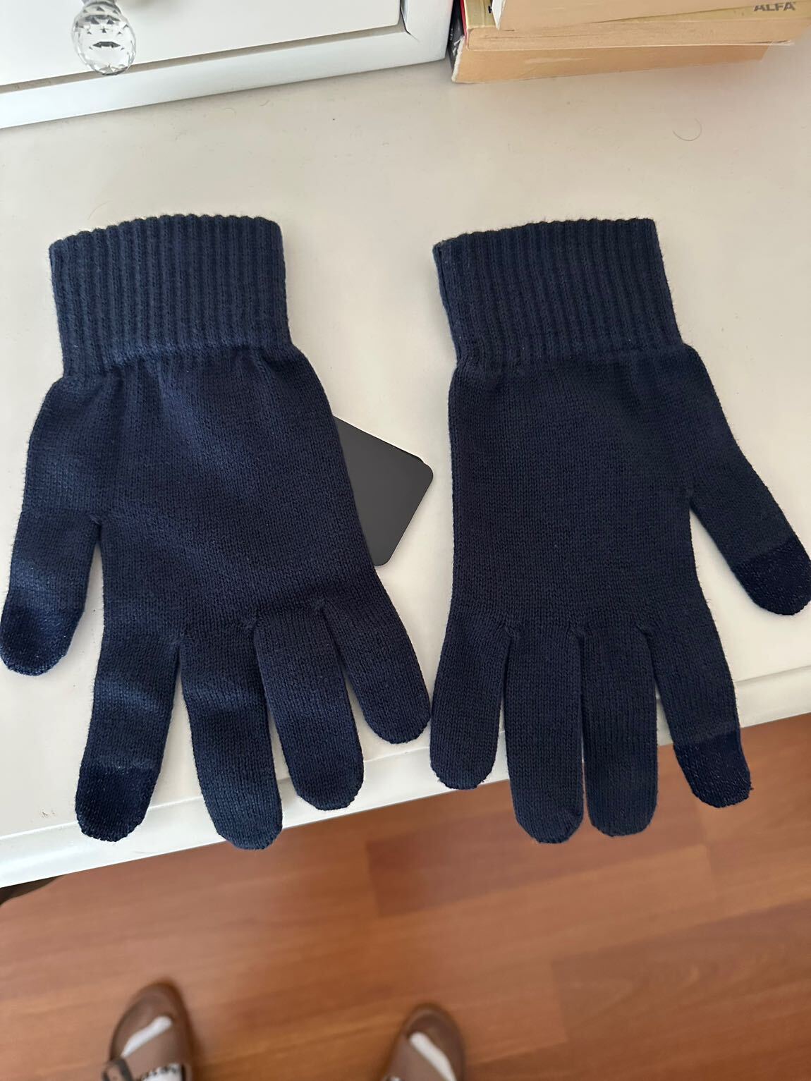Armani Ferrari dizayn eldiven — görsel 3/7