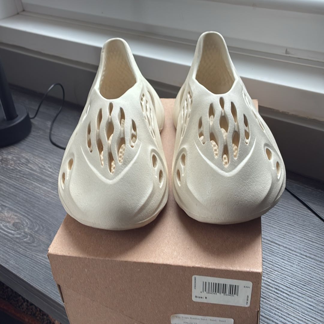 Yeezy Foam Runner 42 numara — görsel 2/8