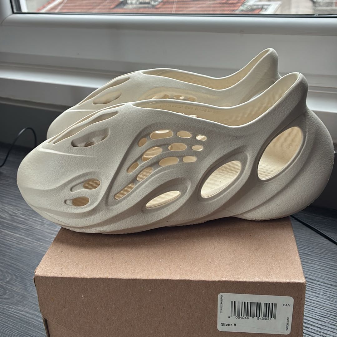 Yeezy Foam Runner 42 numara — görsel 3/8