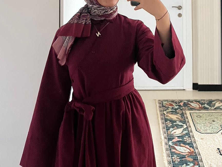 Bordo Kuşaklı Tesettür Elbise — görsel 3/3