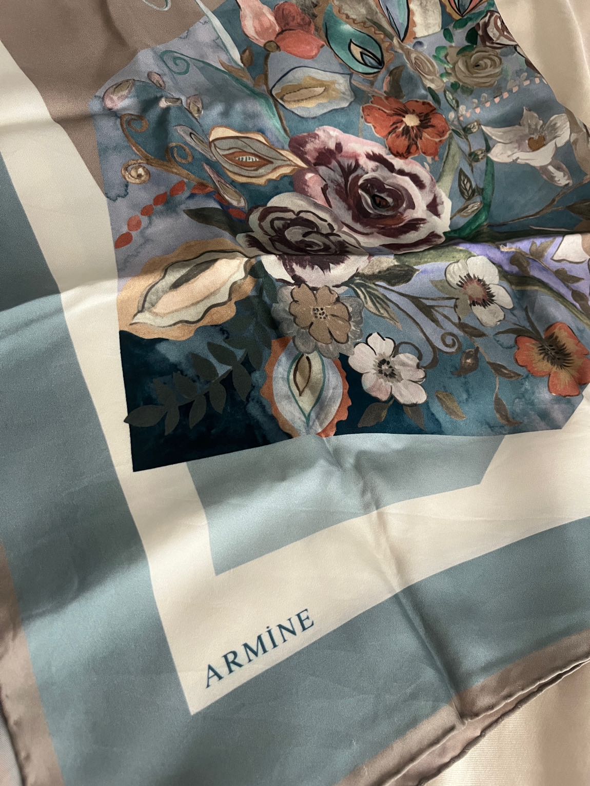 Armine ipek eşarp — görsel 3/4