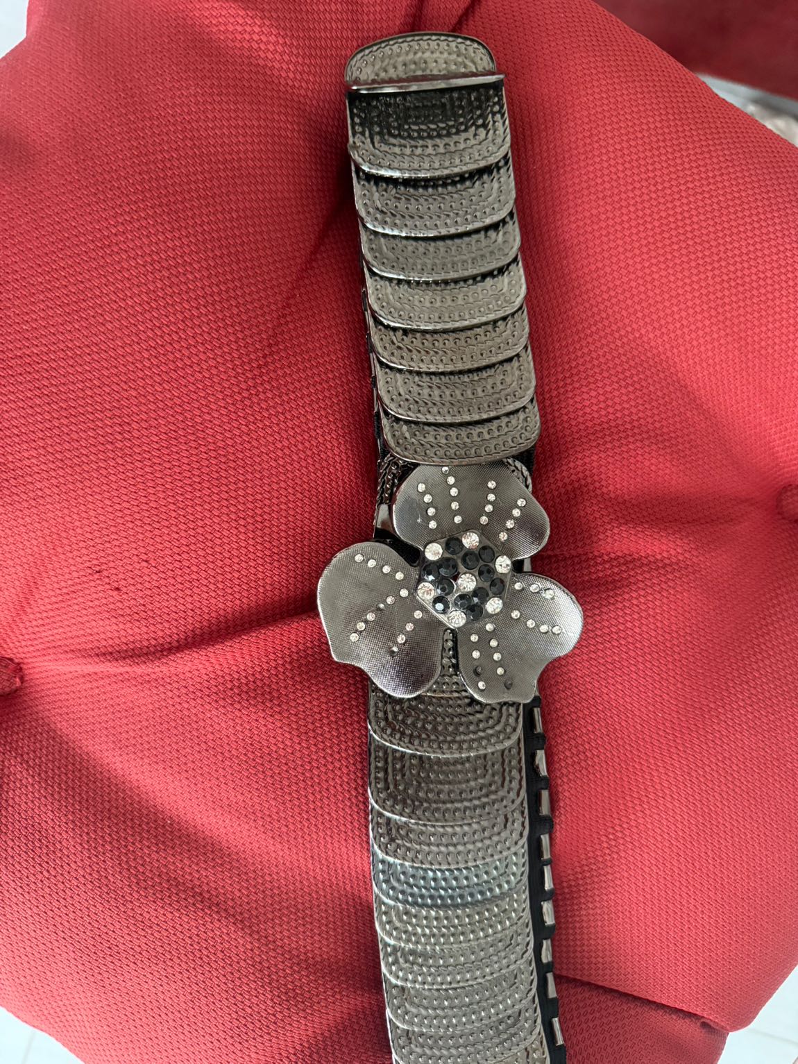 Metal çiçekli gösterişli kemer — görsel 2/5